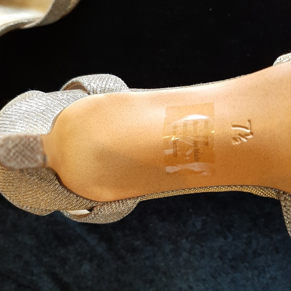 Coach and Four Heels - Picture 3 of 6